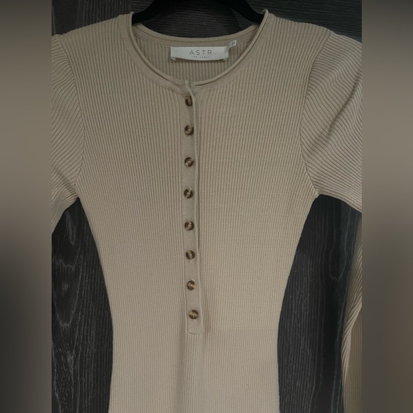 ASTR casual long sleeve nude dress w/ buttons SIZE: S - Picture 4 of 4